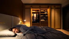 Proč se podle lidových pověr doporučuje v noci zavírat dveře skříně