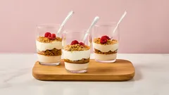 Jednoduchý brusinkovo-karamelový banoffee pohár, který zvládne každý