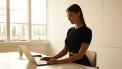 Jak zlepšit držení těla bez posilovny: isometrie u pracovního stolu