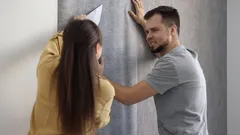 Tapety se začínají odlepovat? Jednoduchý trik, který zachrání váš pokoj