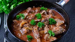 Jak uvařit hovězí guláš jako od babičky: osvědčené tipy a tajné triky