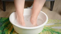 Ideální způsob mytí nohou pro odstranění nepříjemného zápachu