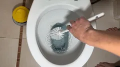 Ucpaná toaleta? Poradíme, jak zvládnout zácpu svépomocí a bez paniky