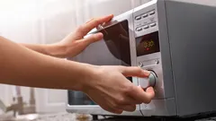 Tři jídla, která se v mikrovlnce ohřívat nesmí: jaké nebezpečí to skrývá