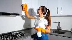 Tipy na šetrné čištění kuchyňských skříněk: Funguje to i na mastnotu