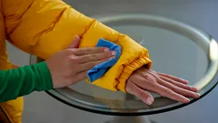 2 lžíce na péřovou bundu – a prát už nemusíte: I staré skvrny zmizí před očima