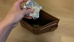 Proč nosí Číňané alobal v peněžence a vám by se to mohlo taky hodit