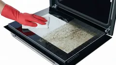 Jak snadno a přírodně vyčistit sklo trouby bez chemie