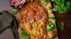 Halloween pizza: jednoduchý recept, který rozveselí každou party