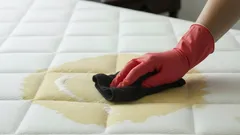 Nejlepší domácí trik na žluté mapy na matraci: opravdu funguje?