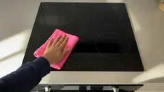 Jak vyčistit sklokeramickou desku do zářivého lesku bez škrábanců